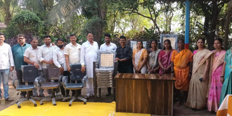 पाच शाळांना साहित्य वाटप