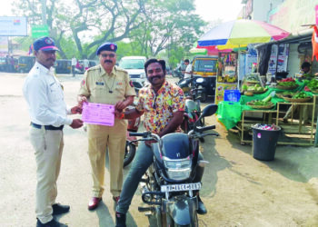 वाहतूक पोलीसांकडून जनजागृती मोहीम