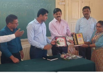 क्रीडा पुरस्काराने सन्मानित