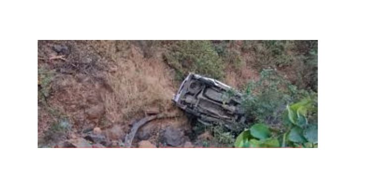 वरंधा घाटात कार दरीत कोसळून अपघात; एक ठार, आठ जखमी