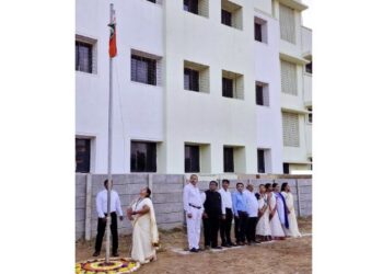 मुख्याध्यापिका निसर्गा चेवले यांच्या हस्ते राष्ट्रध्वजाला मानवंदना