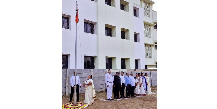 मुख्याध्यापिका निसर्गा चेवले यांच्या हस्ते राष्ट्रध्वजाला मानवंदना