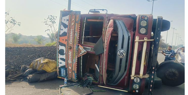 अवैधरित्या कोळशाची वाहतूक करणाऱ्या ट्रकला अपघात 