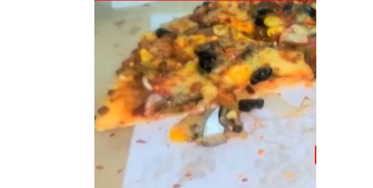 धक्कादायक! पिझ्झामध्ये आढळला चाकूचा तुकडा