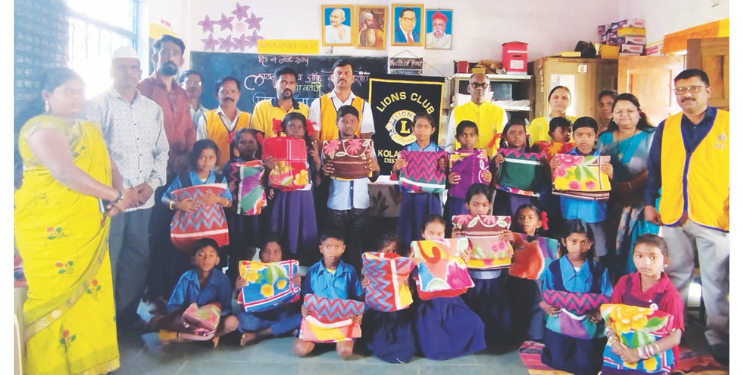 आदिवासी विद्यार्थ्यांना ब्लँकेट वाटप