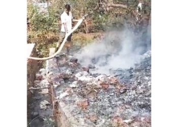 ठेकेदाराच्या चुकीमुळे प्लास्टिक पिशव्यांना आग