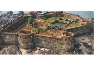 पद्मदुर्गवर अवतरली शिवशाही