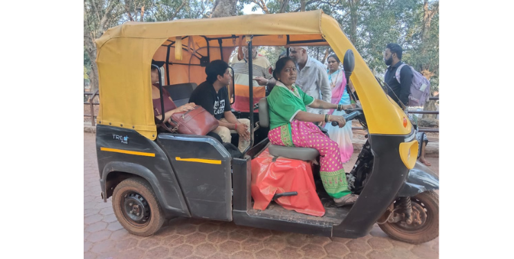 ई-रिक्षा चालू ठेऊन उपोषण करा