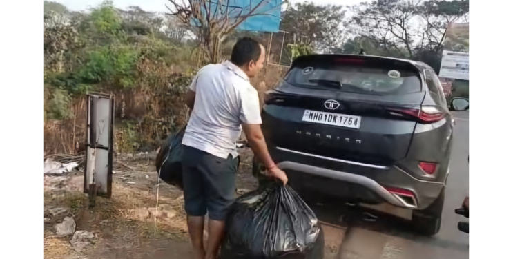 पर्यटकांकडून रस्त्यावर कचरा