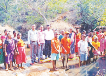 श्रमदानातून बांधले वनराई बंधारे