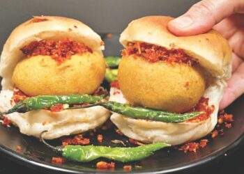 सर्वांचा आवडता वडापाव महागला!