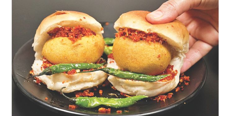 सर्वांचा आवडता वडापाव महागला!