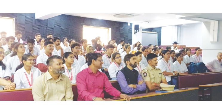 विद्यार्थ्यांनी घेतली अपघात विरहित रायगडची शपथ