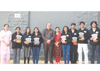 विद्यार्थ्यांनी दिल्ली कर्तव्यपथावर सादर केले पारंपारिक नृत्य