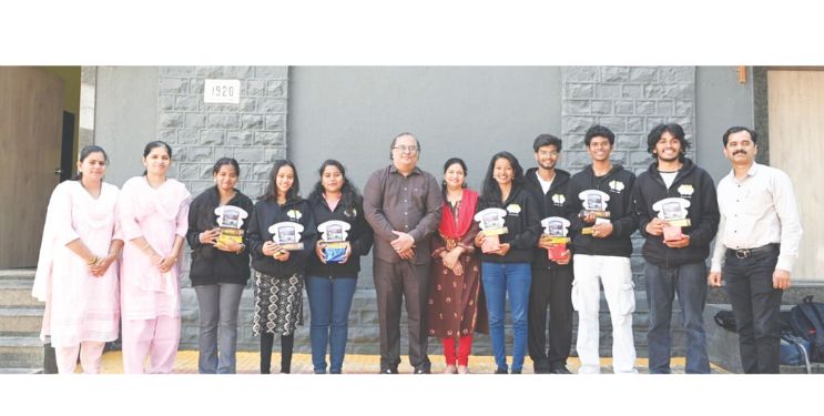 विद्यार्थ्यांनी दिल्ली कर्तव्यपथावर सादर केले पारंपारिक नृत्य