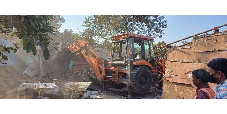 अनाधिकृत झोपड्यांवर कारवाई