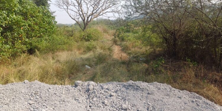जेएसडब्ल्यूची स्लॅग लपविण्यासाठी भूमाफियांकडून गुरचरणाची माती
