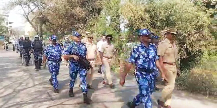 चौक येथे पोलिसांचा रूट मार्च