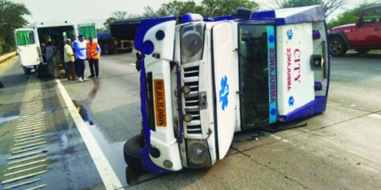 रुग्णवाहिकेच्या भीषण अपघातात; तिघेजण गंभीर जखमी