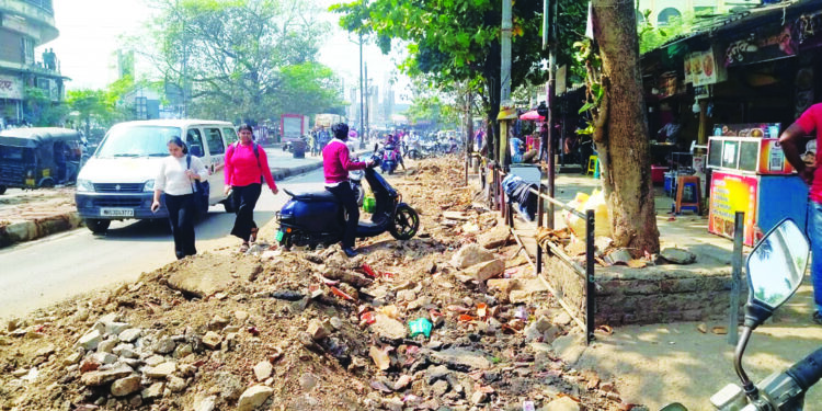 खोदलेले रस्ते पूर्ववत करण्याची मागणी