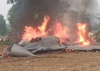 विमानतळावर तटरक्षक दलाचे हेलिकॉप्टर कोसळले