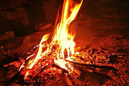 शेकोटीत पडून आठ महिन्यांच्या मुलाचा मृत्यू