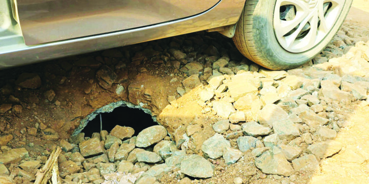 दिवेआगरमध्ये मुख्य रस्त्याच्या दुतर्फा जीवघेणे खड्डे