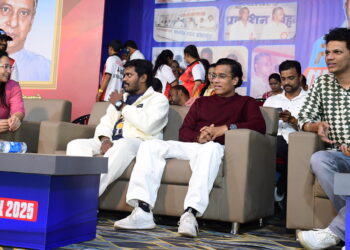 पीएनपी चषकात हास्यजत्रेच्या कलाकारांची फटकेबाजी