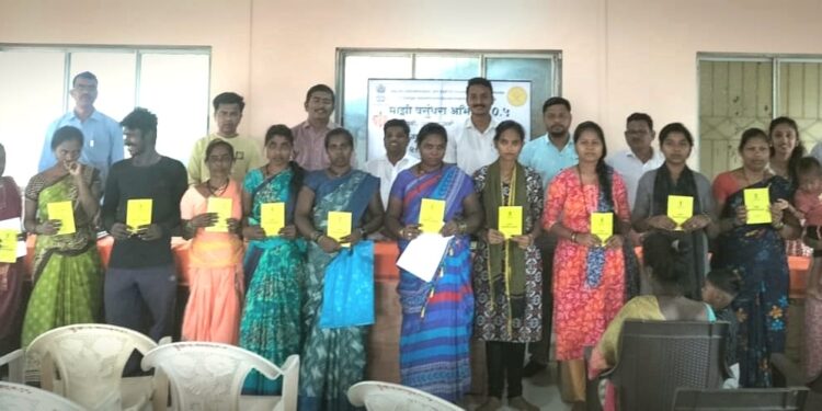 आदिवासी कुटुंबांना रेशनकार्ड प्रदान