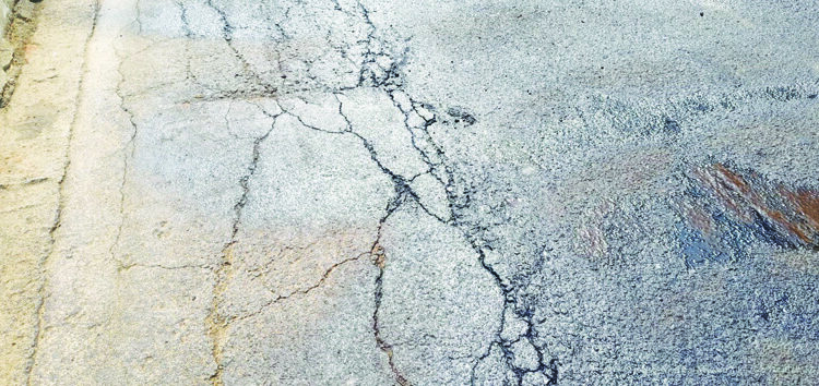 करंजा ते उरण निकृष्ट दर्जाचे डांबरीकरण