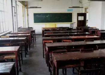 विद्यार्थ्यांना बसण्यासाठी बाकांचे वाटप