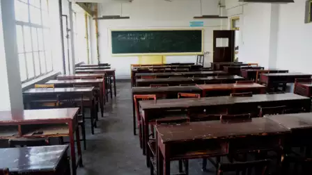 विद्यार्थ्यांना बसण्यासाठी बाकांचे वाटप