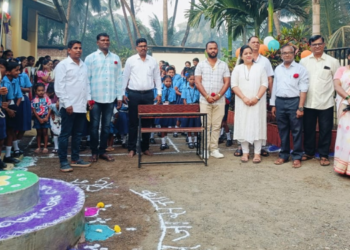 विद्यार्थ्यांना बसण्यासाठी बाकांचे वाटप