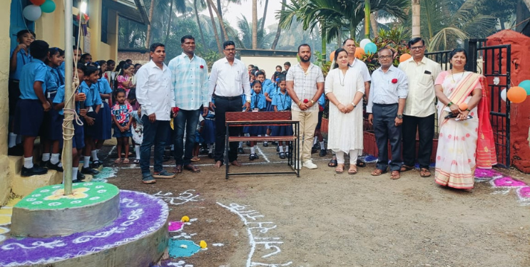 विद्यार्थ्यांना बसण्यासाठी बाकांचे वाटप