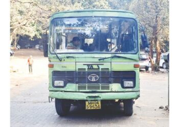 मिनीबस थांबण्यासाठी निवारा शेड उभारावी