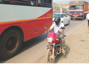 अपुर्‍या रस्त्यामुळे वाहतूक कोंडी