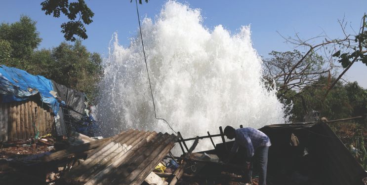 जलवाहिनी फुटून लाखो पाणी वाया