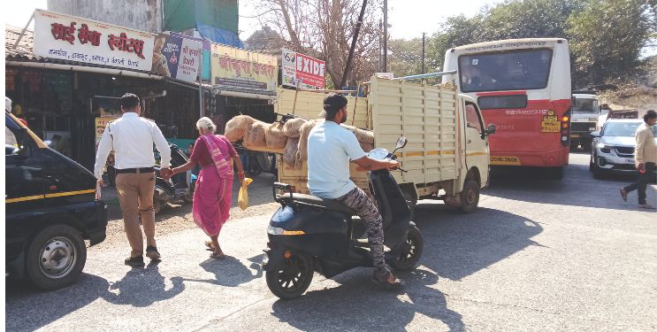 वाहतूक पोलिसाने जपली माणुसकी