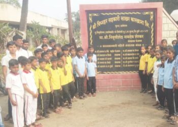 झुगरेवाडी शाळेच्या विद्यार्थ्यांनी केला साखर कारखान्याचा अभ्यास