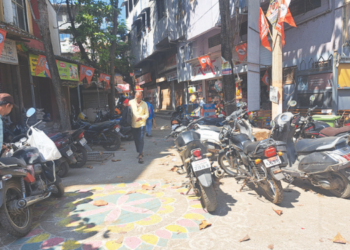 शिवसेना शाखेजवळील रस्ता बनलाय पार्किंग झोन