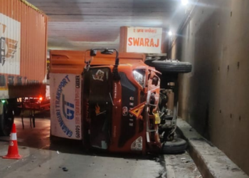 मुबंई-पुणे एक्सप्रेसवेवर पाच वाहनांचा विचित्र अपघात