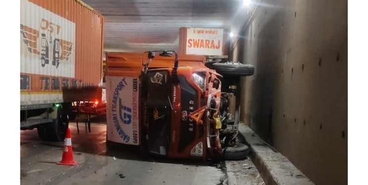 मुबंई-पुणे एक्सप्रेसवेवर पाच वाहनांचा विचित्र अपघात