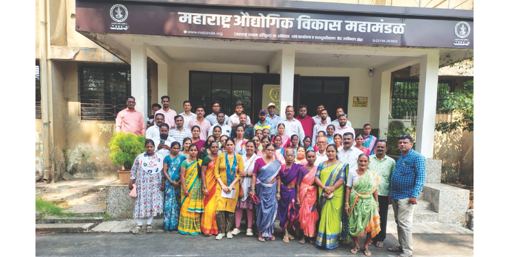 कोळी बांधवांचा प्रशासकीय कार्यालयालावर मोर्चा