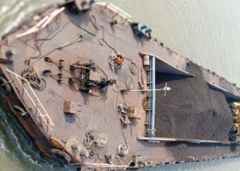 कुंडलिका खाडीत मालवाहतूक बार्जची रेलचेल