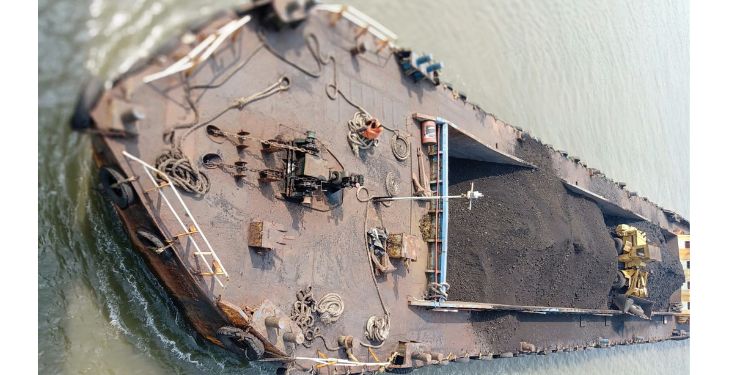 कुंडलिका खाडीत मालवाहतूक बार्जची रेलचेल