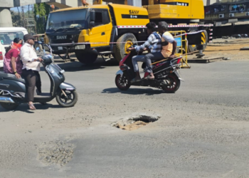 आंबेवाडी बाजारपेठेत रस्त्याला भगदाड