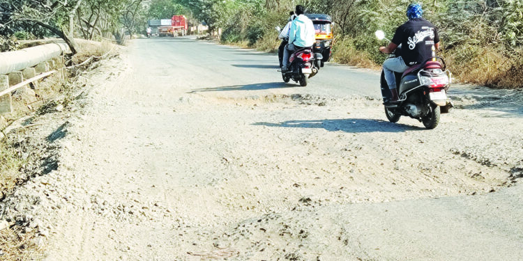 चिर्ले-दिघोडे रस्त्यावर जीवघेणे खड्डे