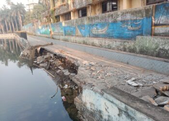 कोसळलेल्या कठड्याकडे प्रशासनाचे दुर्लक्ष