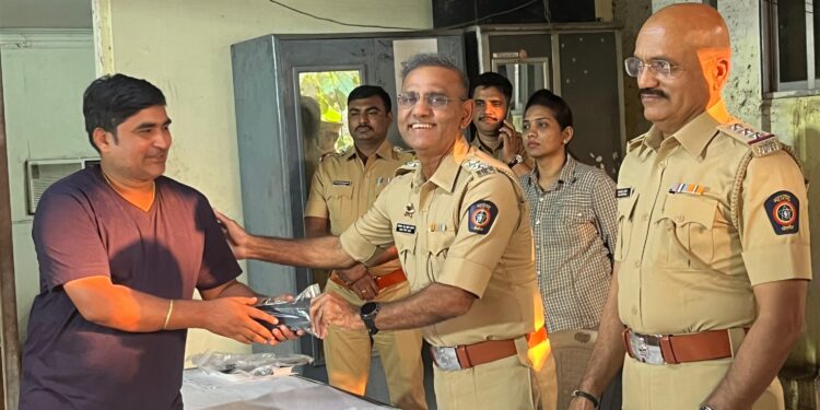 चोरीस गेलेले मोबाईल फोन परत