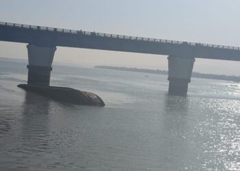 रेवदंडा पुलानजीक बुडालेली बार्ज धोकादायक